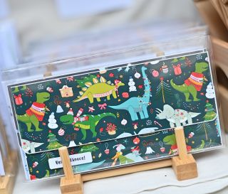 Dárkové obálky nás moc baví 🥰 Stále hledáme nové a nové vzory. Vánoční dinouškové jsou naši oblíbení a na trzích se po...