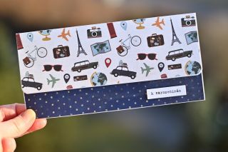 Dárková obálka pro cestovatele. Můžete do ní vložit letenky, lístky na vlak nebo samotné peníze na cestovatelské...